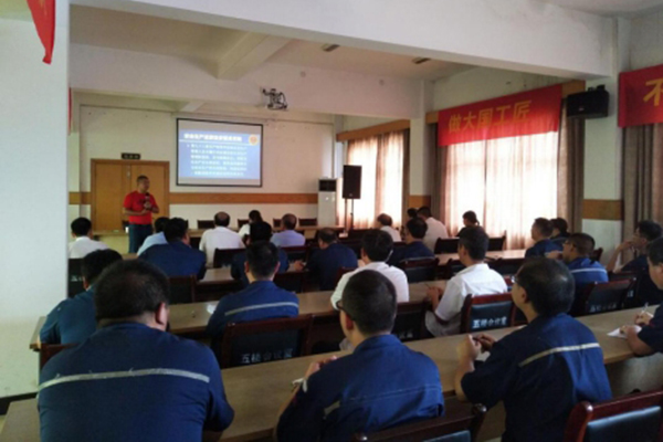 腾博诚信为本集团对员工进行安全培训。。。。。